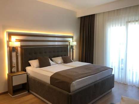 www.hotel-rheinbruecke.de