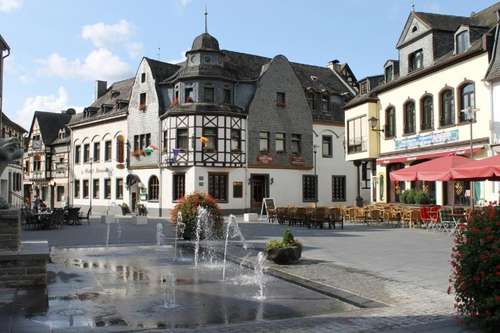 www.hotelsimonis.com