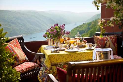 www.hotel-schoenburg.com