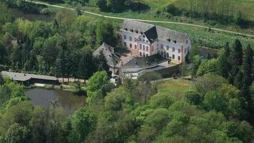 www.burg-bollendorf.de