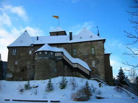 www.burg-schnellenberg.de