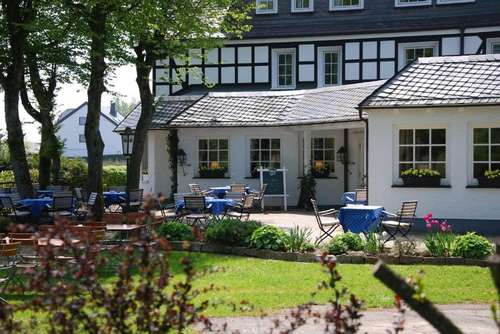www.hotel-waldhaus.com