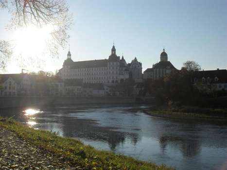 www.hotel-am-fluss.com