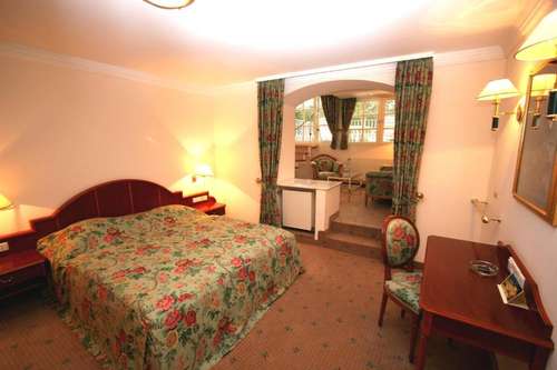 www.parkhotel-am-schloss.de