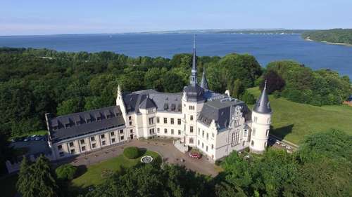 www.schlosshotel-ralswiek.de