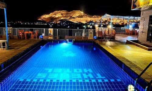 www.hotelthebes.com