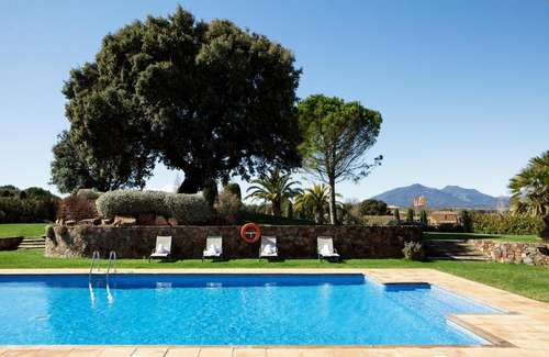 www.hoteltorremirona.com