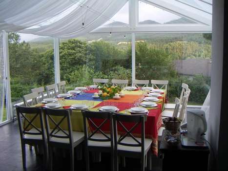 www.hotelcasaroja.com