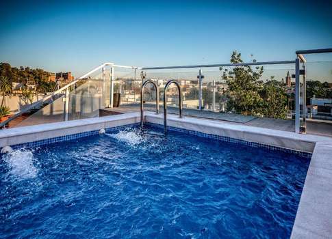 www.hotelplazasantalucia.com