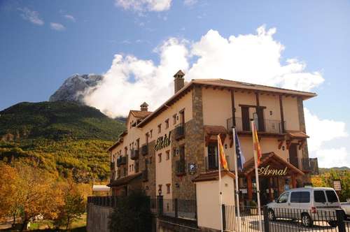 www.hotelarnal.com