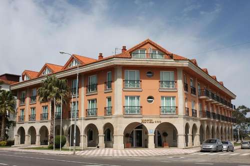 www.hotelbahiabayona.com