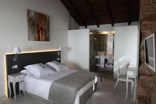 www.hotellacasadelmedico.com