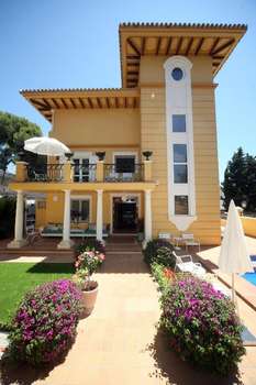 www.villalorenamalaga.com