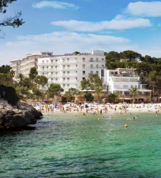 www.hotelcalasantanyi.com