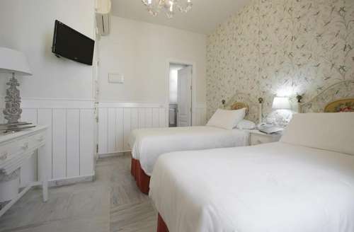 www.hotelpuertadesevilla.com