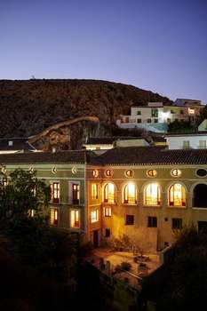 www.hotelcasadelosarcos.es