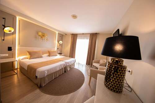 www.hotelcasablancaalmunecar.com