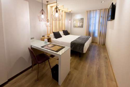 www.hotelfruela.com