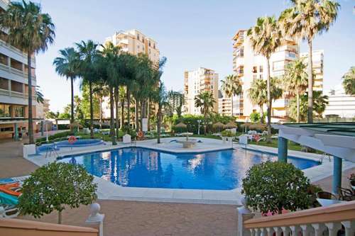 www.hotelparasolgarden.com