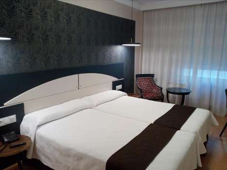 www.hotelcoronadecastilla.com