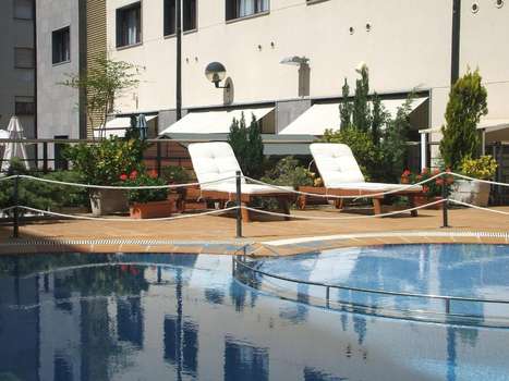 www.hotelrealjaca.com