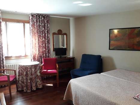 www.hotelaraguells.com
