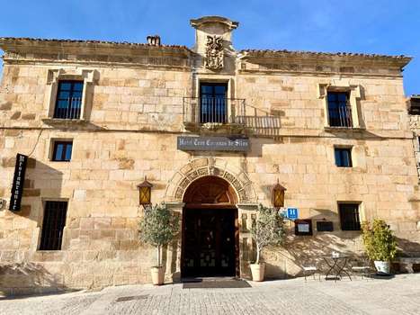 www.hoteltrescoronasdesilos.com