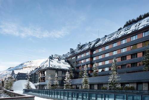 www.hotelbaqueiravaldeneu.com