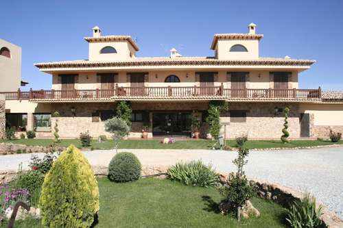 www.hotelrurallosnogales.com