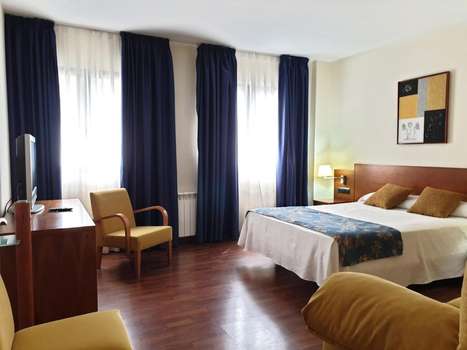 www.hotelcamarena.com