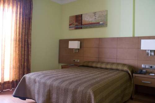 www.hotel-puertaeuropa.com