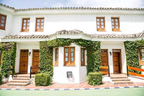 www.hotelrestaurantelosarcos.com