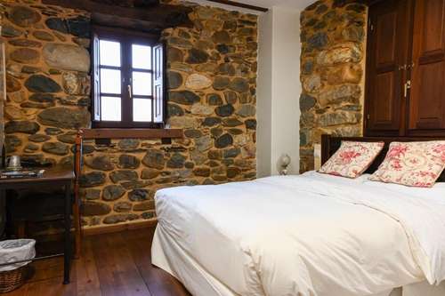 www.hotelrurallatronera.com