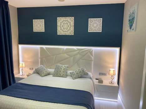 www.hotellosbronces.com
