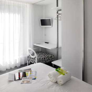 www.mourehotel.com