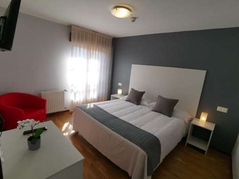 www.hoteleltrasgu.es