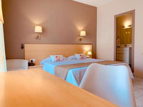 www.hotelllansola.com