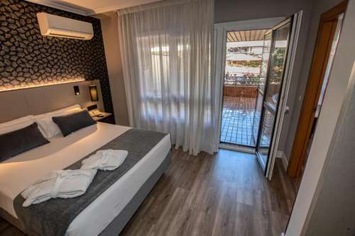 www.hotelcastillavieja.com
