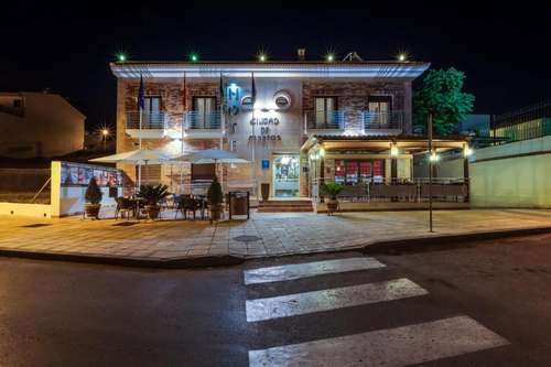 www.hotelciudaddemartos.es