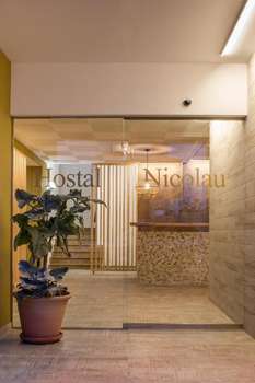 www.hostalnicolau.com