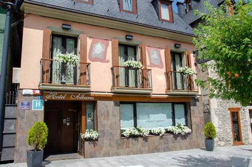 www.hotelalbares.com