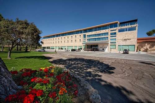 www.hotelarzuaga.com