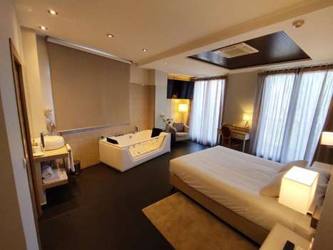 www.hotelpuertadelarco.com