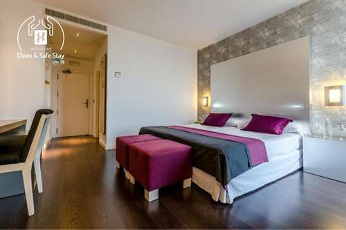 www.hotelviasevillamairena.com