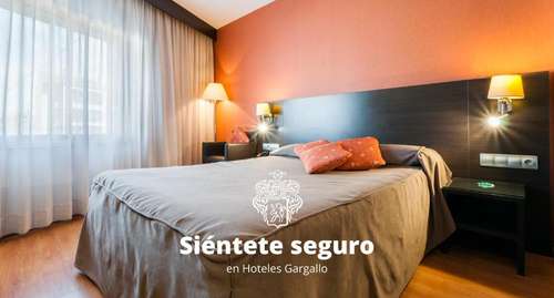 www.hotelcasanovahuesca.com