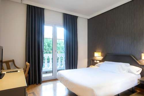 www.hotelurdanibia.com