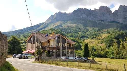www.hotelcumbresvaldeon.com