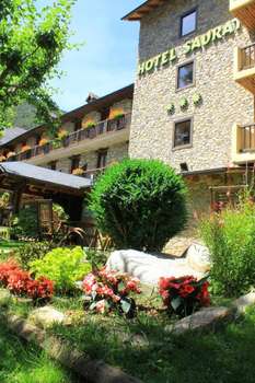 www.hotelsaurat.com