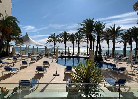 www.hotelcaprici.com
