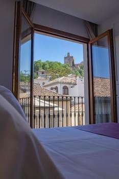 www.hotelpuertadelasgranadas.com